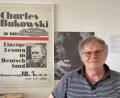 Bild: Michael Schreiner
Maro-Verleger Benno Käsmayr, im Hintergrund ein Werbeplakat für eine Bukowski-Lesung.