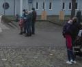 Bild: exb
Die Segnung der Kinder fand heuer wegen der Pandemie mit Abstand zueinander und im Freien vor der Stadthalle statt.