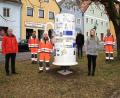 Bild: njn
Eine Weihnachtstasse mit den vielen Bildern dreht sich am Unteren Markt. Auf dem Bild (von links) Bürgermeister Johannes Reger mit der Organisatorin des Weihnachtsweges, Carolin Böckl, sowie den Bauhofmitarbeitern (von links) Matthias Arndt, Werner Bregler, technischen Angestellten Markus Meyer und Josef Liedl.