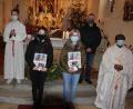 Bild: kro
Die Pfarrei St. Johannes in Großkonreuth verabschiedete zwei langjährige Ministrantinnen. Im Bild (von links) Oberministrant Lucas Scharnagl, Elias Bauer, die ausgeschiedenen Messdienerinnen Johanna Schmeller und Josepha Hecht sowie Pfarrgemeinderatssprecher Gerhard Kraus und Pfarrer Charles Ifemeje.