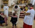 Bild: le
Am Fest der Heiligen Familie segnete Pfarrer Max Früchtl die Kinder in der Kirche.