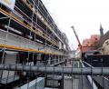 Bild: Stephan Huber
Das gewaltige Gerüst, das an der Bahnhofstraße errichtet worden ist, dient tatsächlich dazu, die denkmalgeschützte Fassade der Drei Höfe vor dem Einsturz zu bewahren.