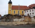 Bild: soj
Die Baustelle mitten im Herzen von Ebnath soll im nächsten Jahr der Vergangenheit angehören. Bürgermeister Wolfgang Söllner und der Gemeinderat haben die Renovierungsmaßnahmen vergeben. Baubeginn ist im Frühjahr 2021.
