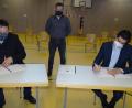 Bild: Houschka
Unterschrift in der Turnhalle: Bürgermeister Christian Ziegler (links) und Amplus-Vorstand Martin Naber (rechts) setzten ihre Namen auf einen Kooperationsvertrag zum Breitbandausbau in Freihöls. Zwischen beiden Eduard Maier von der Breitbandberatung Bayern.