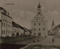 Repro: Kultur- und Militärmuseum Grafenwöhr/exb
Ländliche Ruhe statt emsigen Betriebs strahlt der Marktplatz in Grafenwöhr auf dieser alten Postkarte aus.