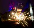 Bild: Jean-Christophe Bott/dpa
Mit einem Glas Champagner und einer Wunderkerze: So feiern heuer sicher einige Silvester.