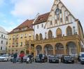 Bild: Thomas Graml, Stadt Amberg/exb 
Die E-Flotte im städtischen Fuhrpark. Vorgestellt von Oberbürgermeister Michael Cerny (Vierter von links) vor dem Amberger Rathaus.