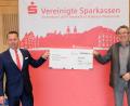 Bild: dob
Sparkassenvorstand Gerhard Hösl (links) übergibt an den Eslarner Bürgermeister Reiner Gäbl den Spendenscheck in Höhe von 3990 Euro.