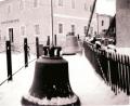 Archivbild: mmj
Bereit zur Montage: Aufgereiht standen die neuen Schönseer Glocken vor dem Kirchturm. In den Tagen zwischen Weihnachten und Silvester 1950 wurde das Geläut hochgezogen und installiert.