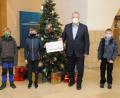 Bild:  Christine Hollederer/exb
Landrat Richard Reisinger bedanke sich bei dem neunjährigen Jonas (von links), Benjamin (10) und Konstantin (9) für ihre großzügige Spende für sozial schwächere Menschen im Landkreis Amberg-Sulzbach.