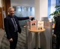 Bild: do
Auch alte und kaputte Mobiltelefone sind noch von Nutzen. Wiederaufbereitet oder recycelt unterstützen entsorgte Handys und Smartphones die Arbeit von Missio. Spendenboxen dafür stehen in den Volksbank-Raiffeisenbank-Filialen in Eschenbach, Kastl, Pressath und Schlammersdorf. Unser Bild zeigt zum Beginn der Aktion Regionalmarktleiter Stefan Schedl (links) und Pastoralreferent Alfred Kick.