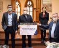 Bild: Susanne Schwab, Stadt Amberg/exb
Große Freude über die Spende von Know How International (von links): Markus Bothner, Peter Baumann, Catherine Dill und Oberbürgermeister Michael Cerny.