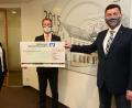 Bild: bey
Filialleiter Matthias Plödt (Mitte) übergibt symbolisch die Rekordspendensumme von 9500 Euro für 23 Vereine und Institutionen in der Großgemeinde Pleystein und Georgenberg an Bürgermeister Rainer Rewitzer (rechts). Zum ersten Mal mit dabei die neue stellvertretende Filialleiterin Gabi Lindner (links).
