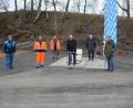 Bild: jr
Kurz vor Weihnachten wurden zwei neue Wasserverbindungsleitungen am Pumpwerk in Maiersreuth offiziell in Betrieb genommen. Im Bild (von links) Reinhold Bauer, Konrad Hart, Polier Thomas Zölch (Firma Bäuml), Bürgermeister Klaus Meyer mit einem „goldenen“ Schieberschlüssel, Josef Schieber und Manuel Zwick (beide Ingenieurbüro Zwick) und Bauunternehmer Stefan Bäuml.
