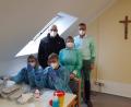 Bild: u
Am Dienstag, 29. Dezember, nahm das Mobile BRK-Impfteam im Seniorenheim St. Barbara die erste von zwei Covid-9-Schutzimpfungen vor. Stehend von links: Impfteam-Leiter Michael Schmid, stellvertretende Pflegedienstleiterin Magdalena Laby und Bürgermeister Hermann Falk. Sitzend von links: die medizinischen Fachkräfte Eugenia Mersljakowa und Marie Meuser.