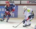 Archivbild: Mario Wiedel
Der Ex-Weidener Herbert Geisberger (links, Szene aus dem Hinspiel/4:2 für Selb) kehrt am Sonntag mit den Selber Wölfen an seine frühere Wirkungsstätte zurück. Rechts der Topscorer der Blue Devils, Edgars Homjakovs.