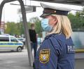 Bild: Gabi Schönberger
Eine Polizeibeamtin trägt während einer Kontrolle Maske.