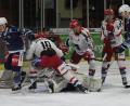 Bild: gb
Alec Zawatsky (links) erzielte das einzige Tor der Blue Devils im Derby gegen die Selber Wölfe. Die Weidener unterlagen dem Spitzenreiter der Oberliga Süd mit 1:6.