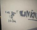 Bild: Polizei Eschenbach/exb
Graffitis an einer Hauswand in Grafenwöhr: Die Polizei sucht nun Zeugen.