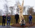 Bild: abi
Freude über die außergewöhnliche Skulptur: Im Bild von links Albrecht Schläger, Martin Berek, Oliver Weigel, Stephanie Huber und Jürgen Gläßel.