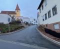 Bild: Völkl
Der Böschungsbereich vor dem Kirchenaufgang wird mit Granitblocksteinen gestaltet. Die schadhafte Treppe zu Rottendorfer Gotteshaus muss saniert werden.