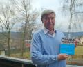Bild: enz
Reinhard Schwenecke mit seinem Buch zu dem geologischen Thema "Windkanter"