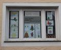 Bild: rpp
Jeden Tag im Dezember wurde ein weiteres Türchen des Adventskalenders geöffnet. Noch in den nächsten Tagen können die Bilder der Vorschulkinder vom Kinderhaus Pusteblume in den Fenstern der Bücherei Kastl betrachtet werden. Die Bücherei bietet während des Lockdowns einen Lieferdienst an.