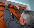 Bild: rgr
Den Segensaufkleber sollen die Gläubigen selbst an der Haus- oder Wohnungstüre anbringen. Der Segen gilt als Zeichen der Hoffnung und Zuversicht.