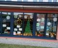 Bild: vsr
Nicht nur Privatpersonen nahmen an der Aktion „Ein Dorf soll leuchten“ teil. Auch der TSV Krummennaab verschönerte das Foyer der Turnhalle mit selbst gemalten Bildern und Sternen.