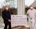 Bild: Georg Neumann/exb
Herbert Putzer von der Kinderkrebshilfe Oberpfalz Nord (links) freut sich riesig über die außerordentliche Spende.