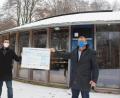 Bild: fph
Marco Kellner (links) übergab den symbolischen Scheck an Andreas Schmiedinger vom Lernort Natur-Kultur.