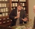 Bild: hka
Die perfekte Kulisse für die Szene mit dem Apotheker (links) und dem Amtsarzt bietet das Museum Alte Hofapotheke in Sulzbach-Rosenberg.