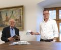 Bild: Alfred Haertl
Corona zum Trotz hat der Hirschauer Gewerbeverbandsvorsitzende Alfred Härtl (links) für 2021 einen Veranstaltungskalender mit einer Fülle an Informationen über geplante Ereignisse, Feste und Veranstaltungen und mit zahlreichen stimmungsvollen Bildern von Hirschau zusammengestellt, den er Bürgermeister Hermann Falk (rechts) präsentierte.