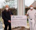 Bild: Georg Neumann/exb
Herbert Putzer (links) nimmt den Scheck entgegen. Überreich von Dr. Daniel von Knippenberg (Mitte).