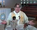 Screenshot: https://youtu.be/WHdQqQIITyw
Haike Ranke bei einer Andacht Ostern 2020, die in der Kirche von Kaufering, nähe Ammersee, als Video aufgezeichnet wurde.