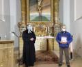 Bild: bk
Pfarrer Matthias Weih (links) verabschiedet Friedhofswart Kurt Dreyer.