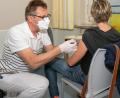 Bild: Klinikum/Wendl/exb
Dr. Harald Hollnberger, ärztlicher Direktor des Klinikums St. Marien in Amberg, impft eine Mitarbeiterin.