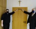 Bild: exb
Bürgermeister Lothar Höher (rechts) empfängt Kaplan Johannes Bosco für das Überbringen des Segensspruchs.