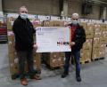 Bild: Horn Glass Industries/exb
Nicht nur 222 Päckchen konnte Horn-Vorstandsvorsitzender Stephan Meindl (links) an Weihnachtstruckfahrer Ludwig Wüst (rechts) übergeben, Meindl überreichte auch eine Spende in Höhe von 5000 Euro.