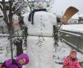 Bild: Andrea Forster
Lilly und Emma aus Irchenrieth haben gemeinsam mit ihrem Papa diesen Schneeriesen gebaut.