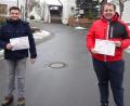 Bild: Gerhard Dobmeier/exb
FW-Vorsitzender Dominik Kugler (rechts) und stellvertretender Vorsitzender Markus Kaufmann (links) stellen das neue Kalenderblatt vor.