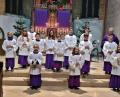 Bild: bph
Die Oberministranten freuen sich zusammen mit Pfarrer Hannes Lorenz (rechts hinten) über den Nachwuchs in der Gemeinschaft der Ministranten in St. Johannes in Nabburg.