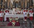 Bild: sck
Jubiläum in Zeiten von Corona: Pfarrer Markus Flasinski zelebrierte im Beisein von Ministranten den Festgottesdienst. Der Kloster-Ort Michelfeld war vor 900 Jahren zu einer Pfarrei geworden.