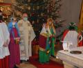 Bild: jr
Am Ende des Dreikönigsgottesdienstes verkündeten die Sternsinger den Gläubigen die frohe Botschaft von der Geburt Jesu. Stadtpfarrer Anton Witt (Dritter von links) dankte den Ministranten für ihren Einsatz. Nach dem Gottesdienst durften die Gläubigen die Utensilien für die Haussegnung mit nach Hause nehmen.