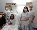 Bild: Kliniken Nordoberpfalz AG/ Michael Reindl
Der kleine Lorenz war die 1500. Geburt am Klinikum Weiden im Jahr 2020. Dr. Jana Svitakova, Hebamme Magdalena Skubacz und Kinderkrankenschwester Agnes Rupprecht (hinten, von links) gratulierten Mama Sabine und Papa Markus.