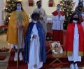 Bild: mez
Die Heiligen Drei Könige Caspar (Annalena Schroller mit Stern), Melchior (Lea Wolf) und Balthasar (Ronja Schroller) waren zu Gast bei der Dreikönigsmesse in der Herz-Jesu-Pfarrkirche, die Kaplan Justin Kishimbe mit den beiden Ministranten Sarah Lautner und Felix Bock zelebrierte.