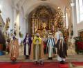 Bild: njn
Pfarrer Martin Besold (hinten, rechts) mit Firmlingen als Sternsinger. Im Rahmen der Firmvorbereitung gestalteten sie die Andacht am Dreikönigstag mit.