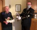 Bild: ksa
Der Vorsitzende des Bergknappenvereins Sulzbach-Rosenberg, Armin Kraus (rechts), gratulierte dem Ehrenmitglied Georg Sperber zu seinem 90. Geburtstag.
