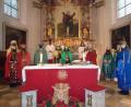 Bild: amö
In ihren Prunkgewändern – die Geschwister beieinander – boten die Sternsinger am Altar ein schönes Bild. Pfarrer Eugen Wismeth stellte das Hilfsprojekt Ukraine in den Mittelpunkt.