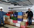 Bild: bey
148 Pakete für die Johanniter-Weihnachtstrucker stapeln sich in der Garage von Bruno Friedl (links). Ludwig "Lucky" Wüst wird am zweiten Weihnachtsfeiertag mit Christian Fuchs und dem Lkw von dessen Waidhauser Unternehmen Richtung Rumänien fahren.